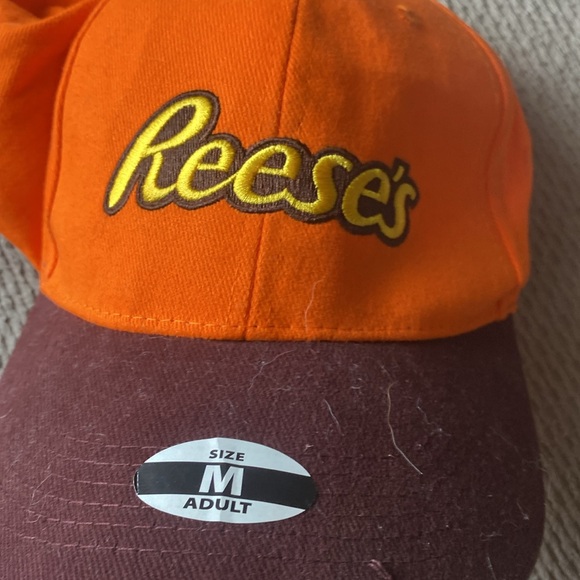 I am selling a Reesie‘s hat, size medium adults that is orange, brown, - Picture 4 of 5